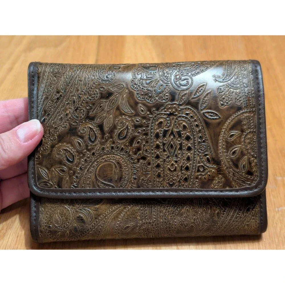 NWOT Vintage Relic Wallet Brown/Tan Leather Embossed Floral Design Multi Pocket